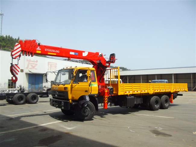 東風153后八輪(可裝6.3~12噸吊機) 東風153后八輪(可裝6.3~12噸吊機)