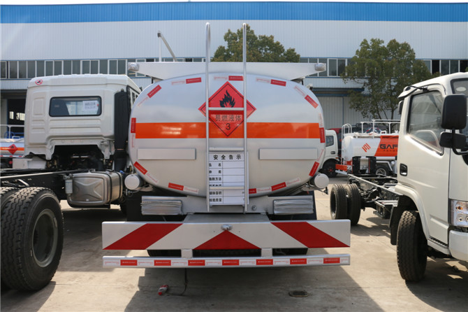 國五東風12.5方運油車 國五東風12.5方運油車