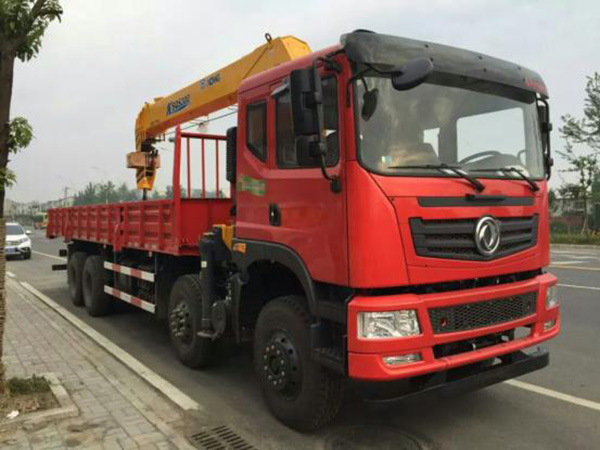 東風(fēng)征夢(mèng)前四后八輪隨車吊