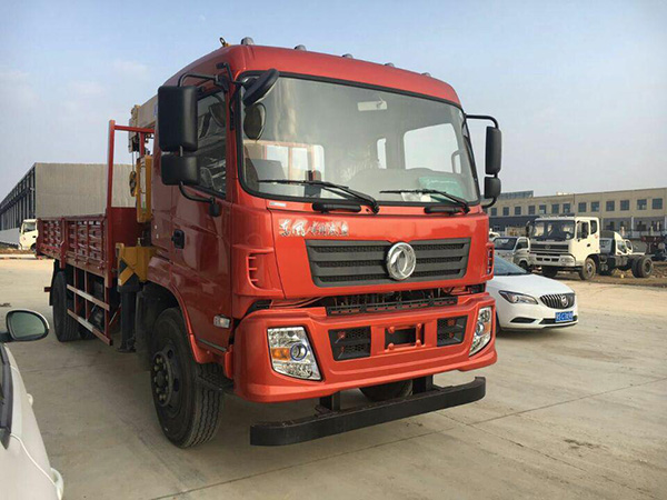 東風廂長6.1米隨車吊 東風廂長6.1米隨車吊