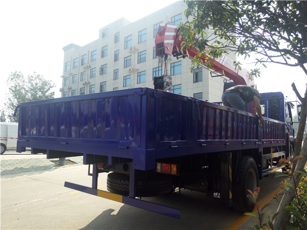 東風(fēng)柳汽乘龍8噸隨車(chē)吊 東風(fēng)柳汽乘龍8噸隨車(chē)吊