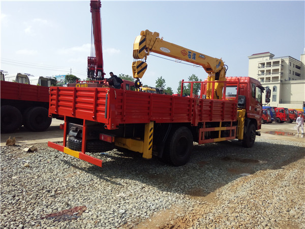 東風(fēng)單橋石煤8噸隨車(chē)吊 東風(fēng)單橋石煤8噸隨車(chē)吊